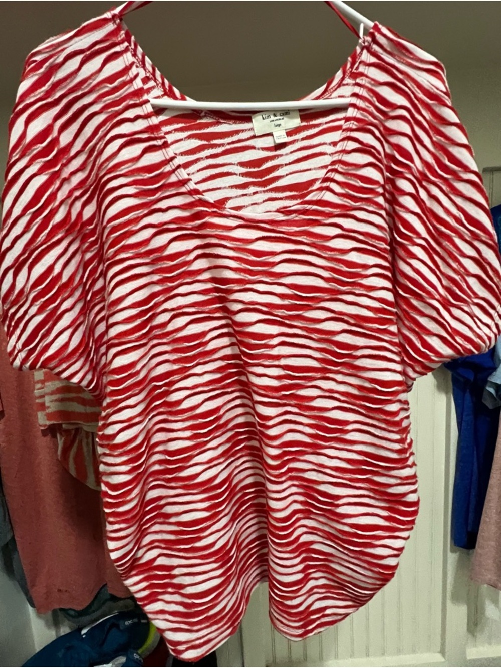 Kim & Cami Red and White Wave-Print Short Sleeve Top